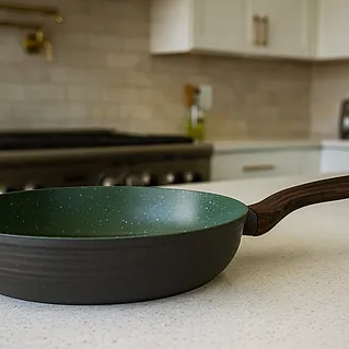 В чем особенности цветной антипригарной сковороды